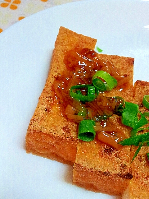 簡単おつまみ☆焼き厚揚げ豆腐のねぎとなめ茸がけ