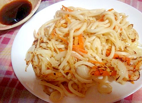 玉ねぎと人参の素揚げ入り焼きうどん