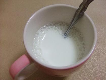 ホットカルピス牛乳（プレーンタイプ）、夕食後に頂きました。
冷たいのは好きでよく飲むんですがホットも温まっていいですね～
ごちそうさまです☆