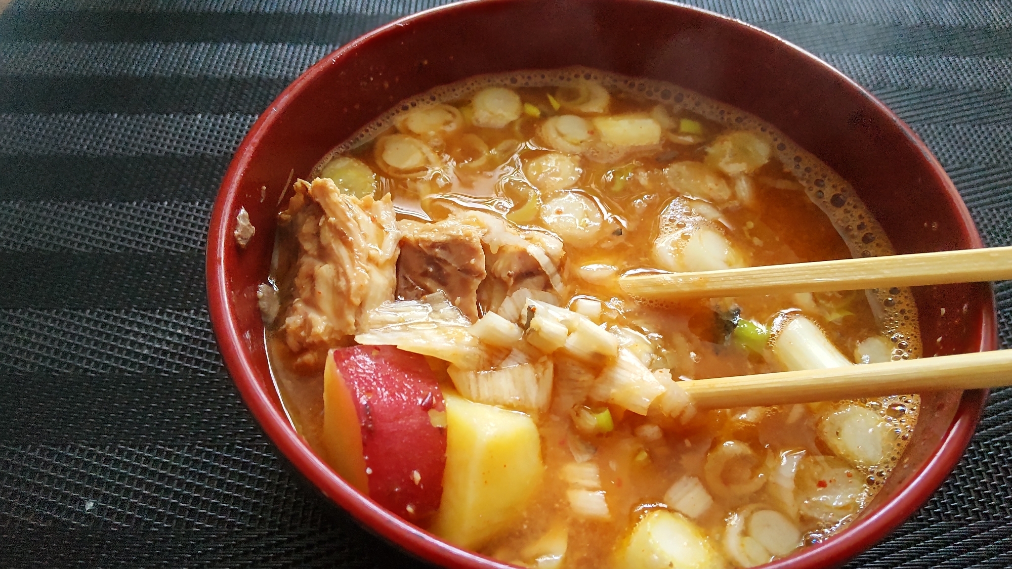 鯖缶とさつまいもの♡ピリ辛味噌汁