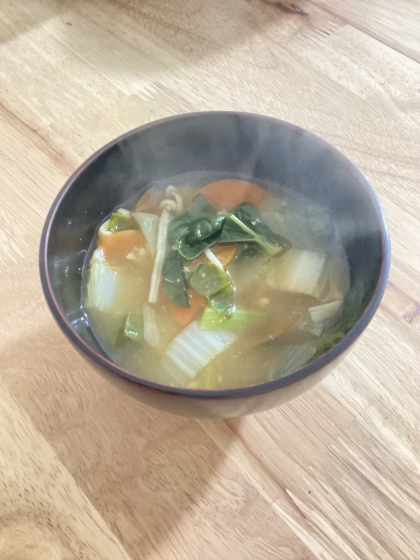 白菜とにんじんとえのきと油揚げの味噌汁
