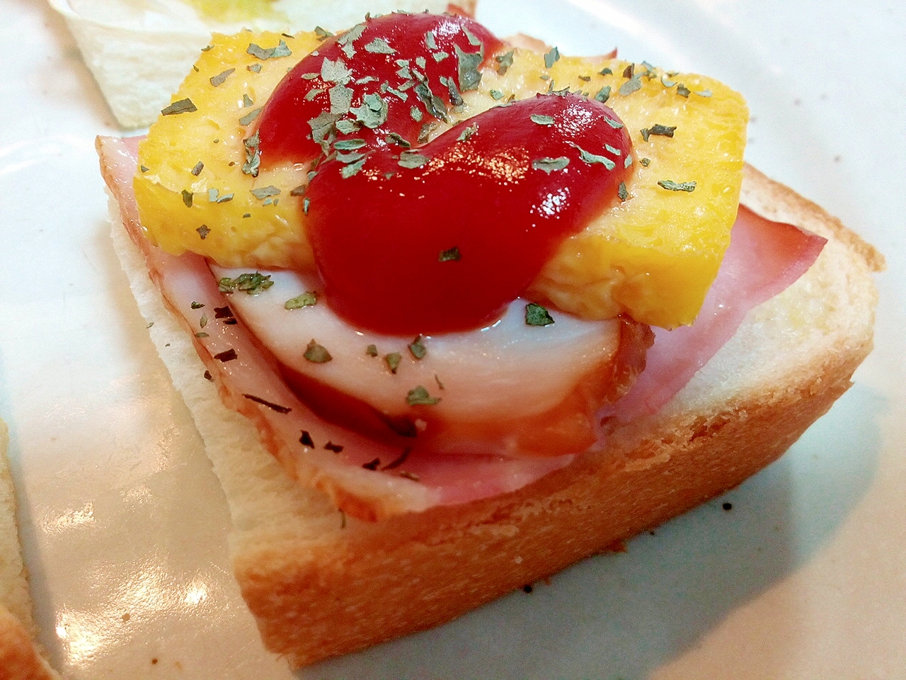 ベーコンとサラダチキンと玉子焼きのトースト