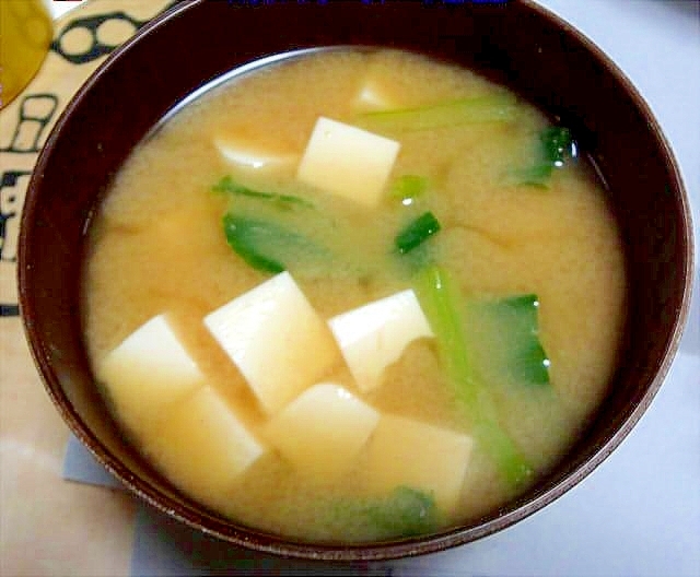 お椀で作る豆腐とほうれん草の味噌汁