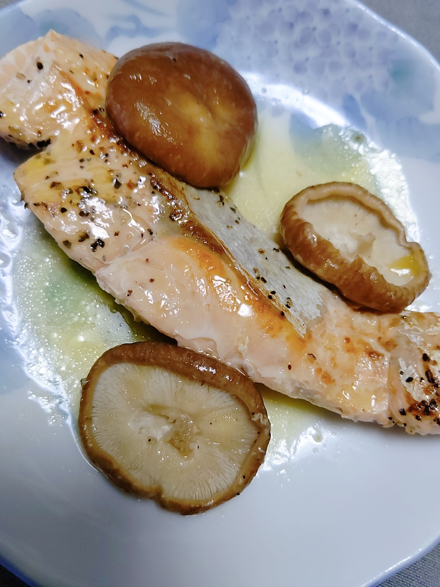 ムニエル 鮭と椎茸のムニエル レシピ・作り方 by 椿屋 - 楽天レシピ