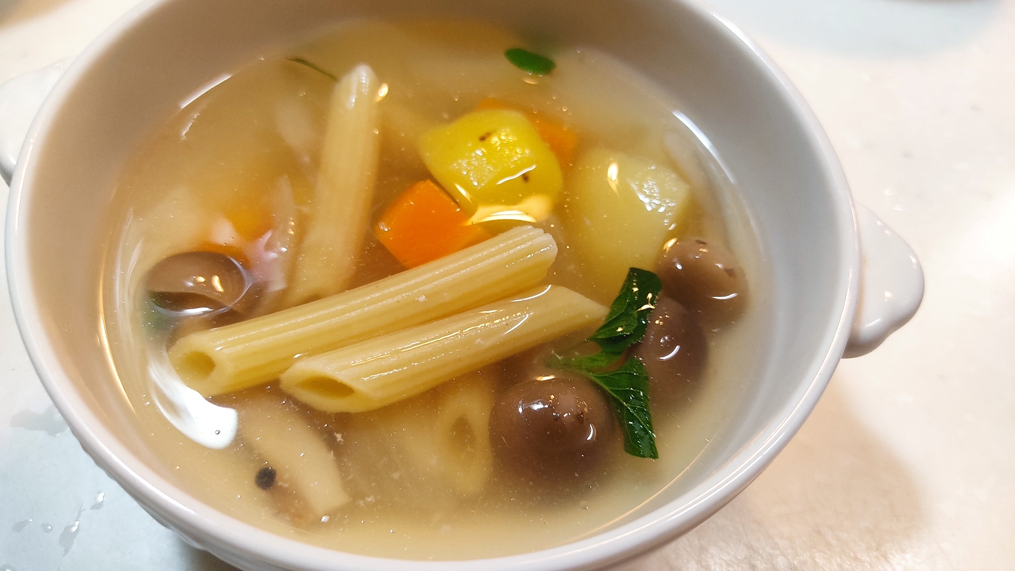 ハーブ使用 根菜としめじのマカロニスープ レシピ 作り方 By またたび 楽天レシピ