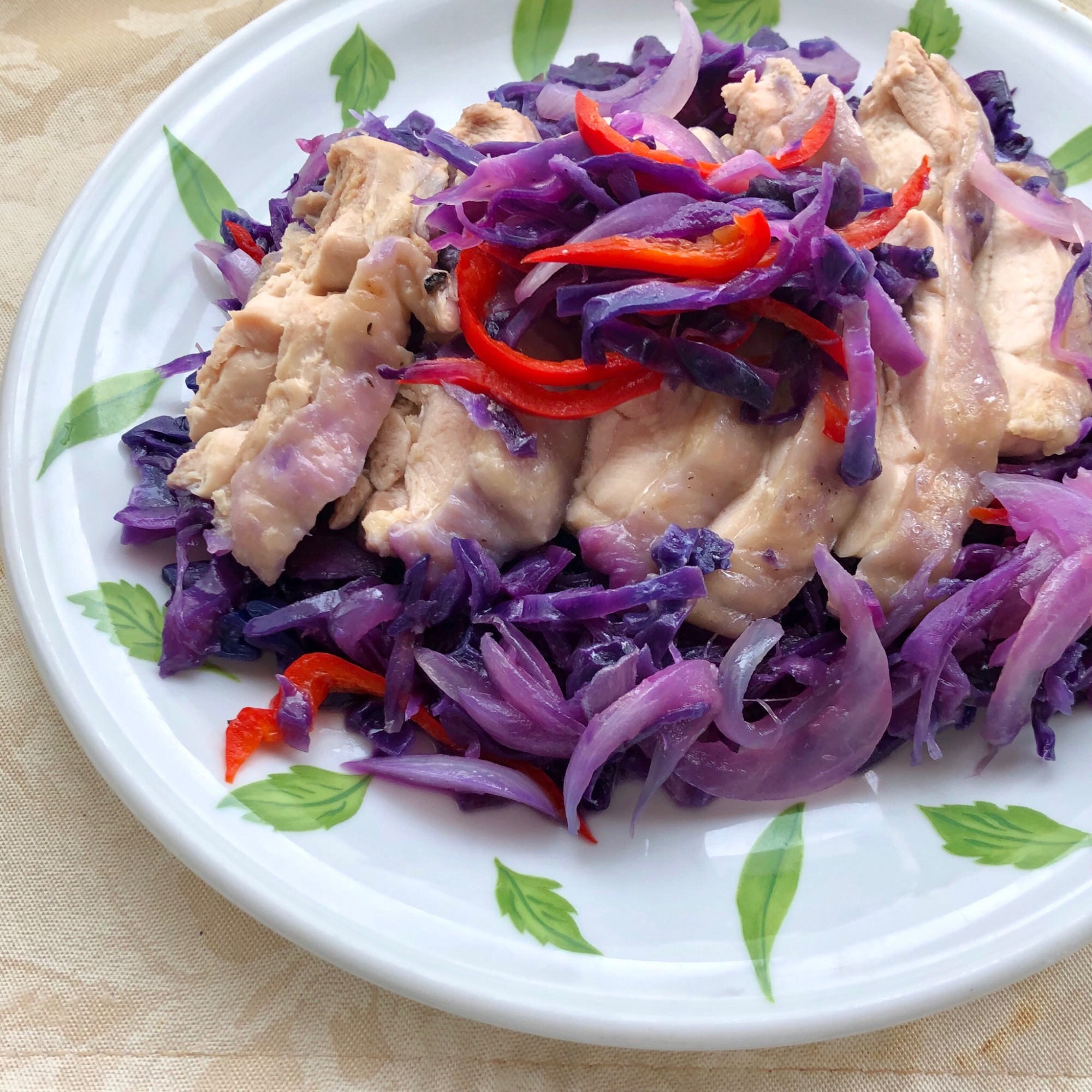 フライパン一つでできる♪鶏もも肉の紫野菜蒸し