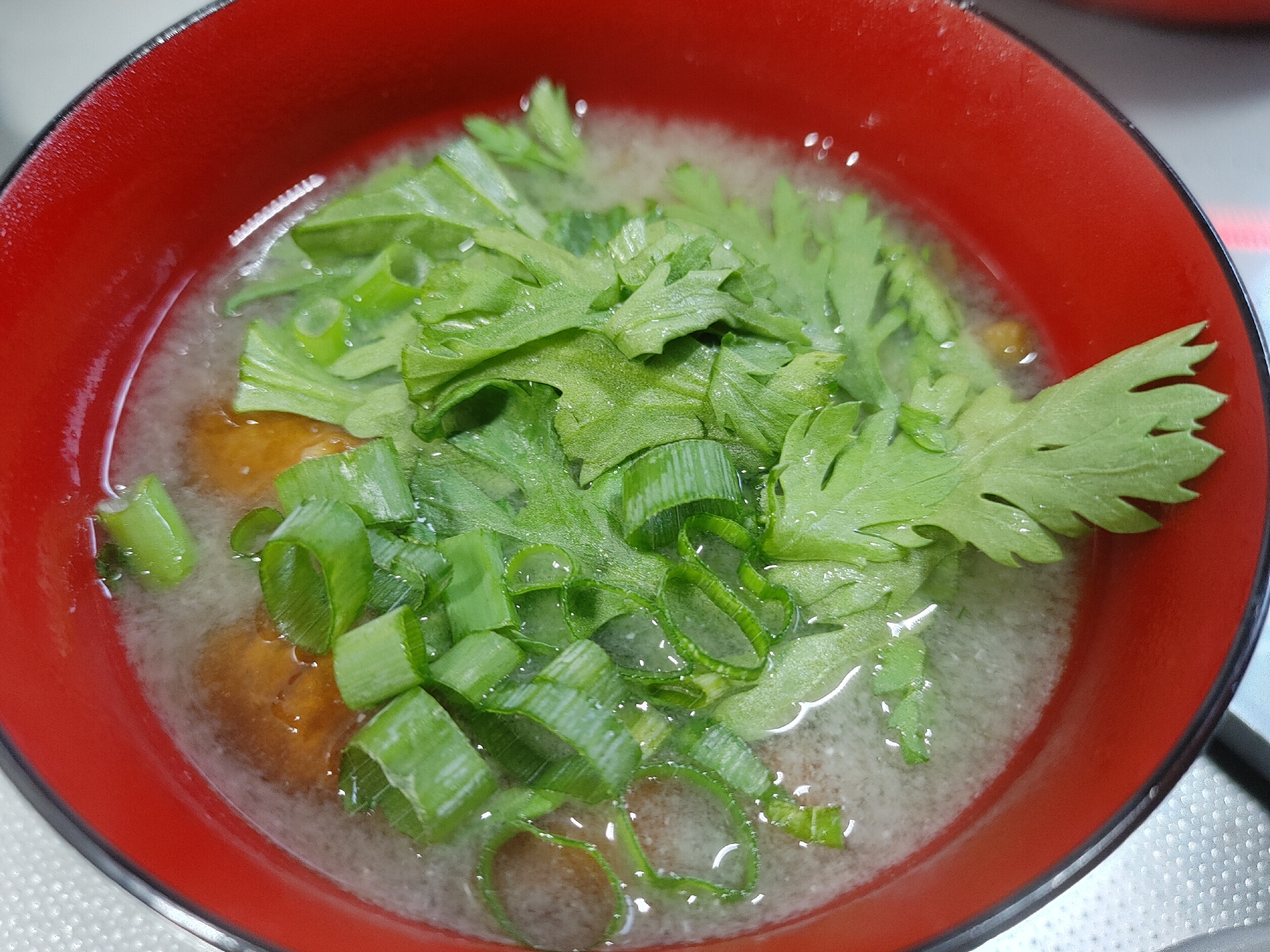 豆腐となめこ〜春菊香る味噌汁