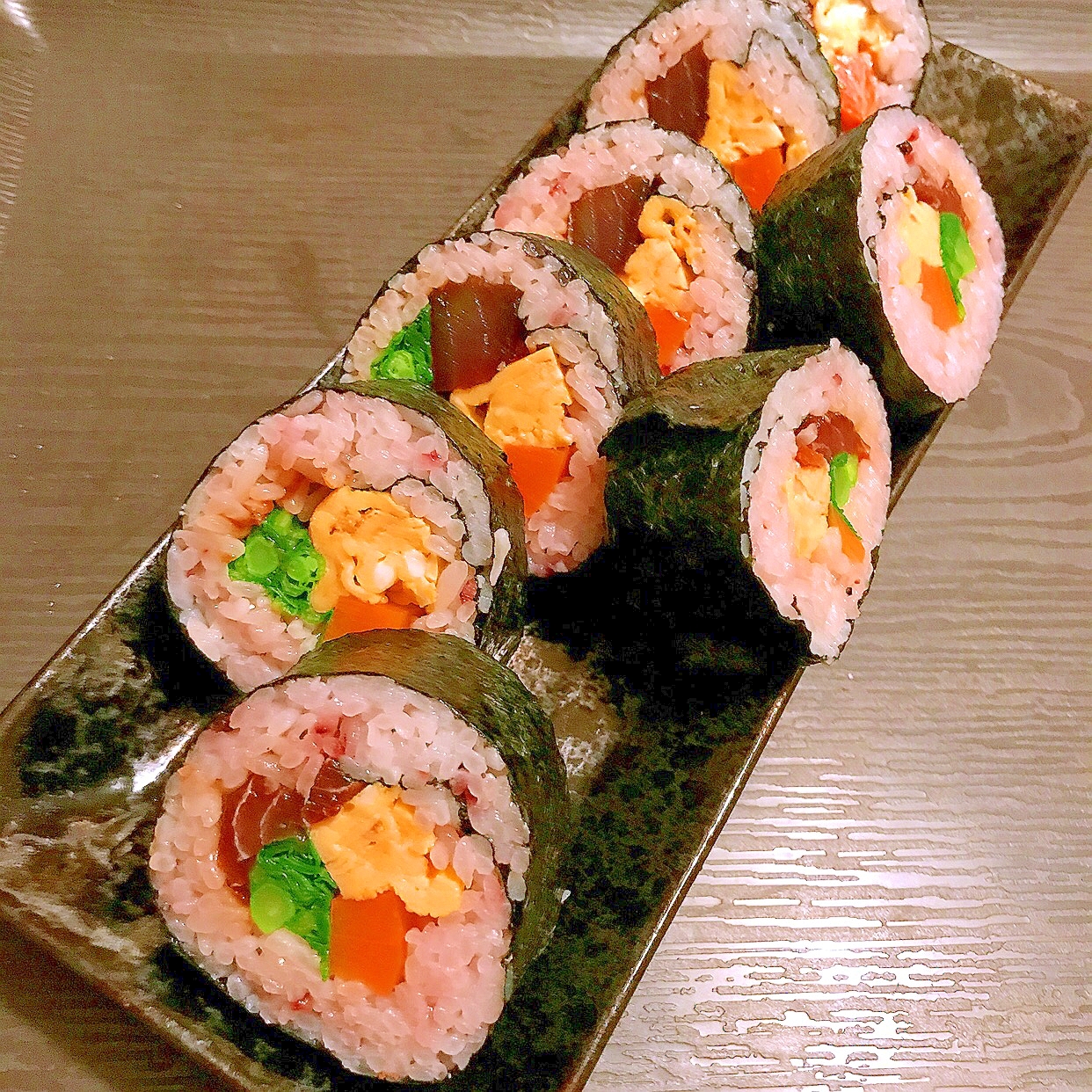 マグロの漬けと菜の花のボリューム巻き寿司