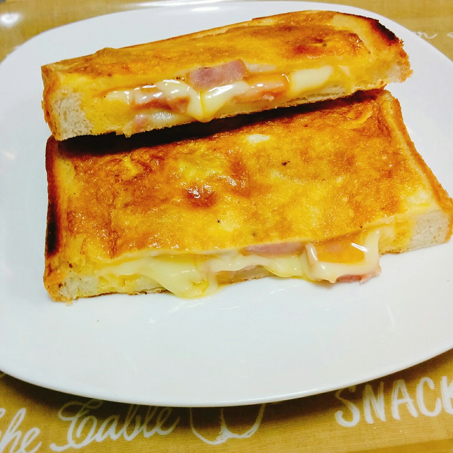 ウインナーと卵とチーズのくりぬきトースト