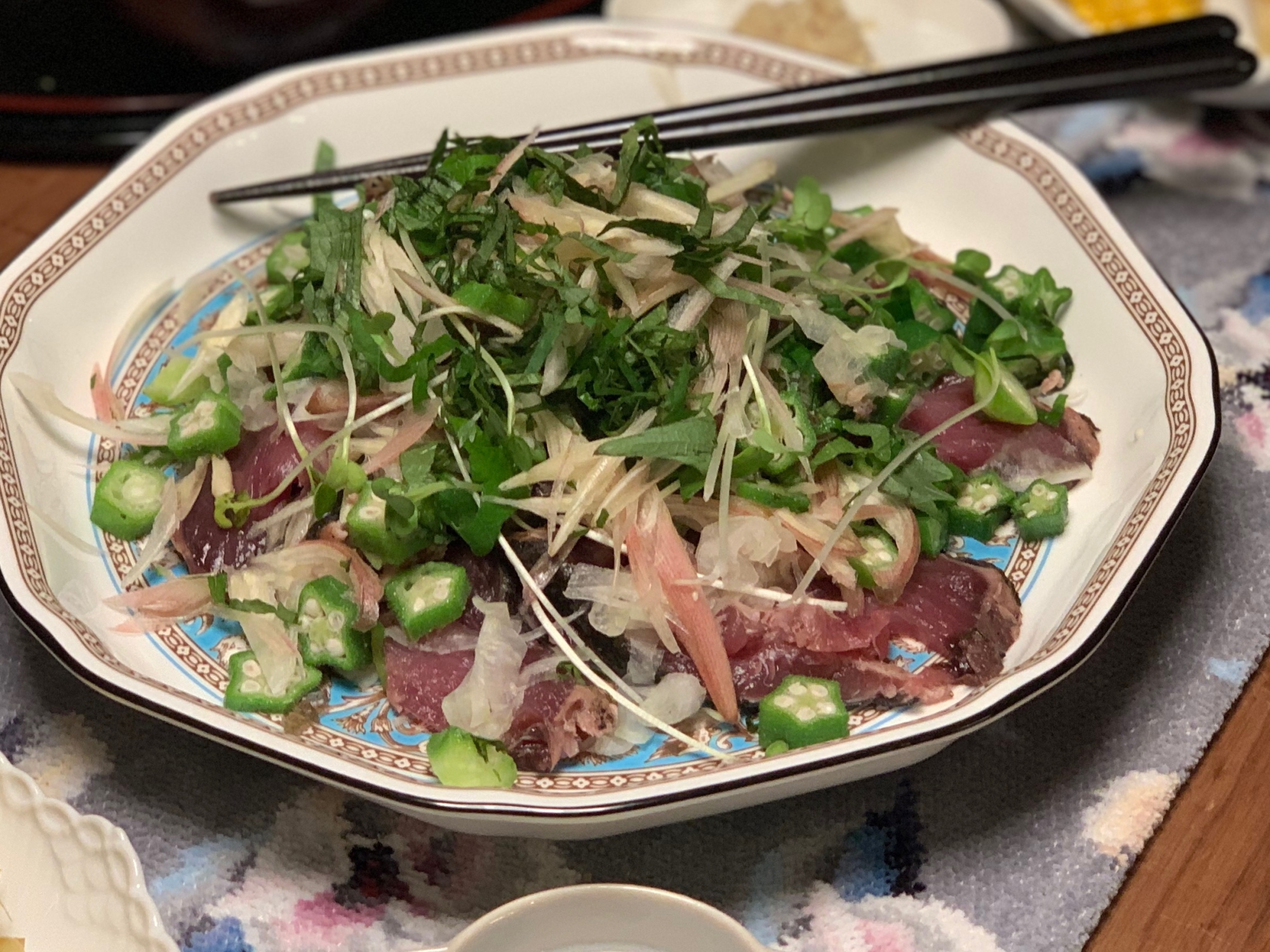 大根スライスと薬味たっぷりの鰹のたたき