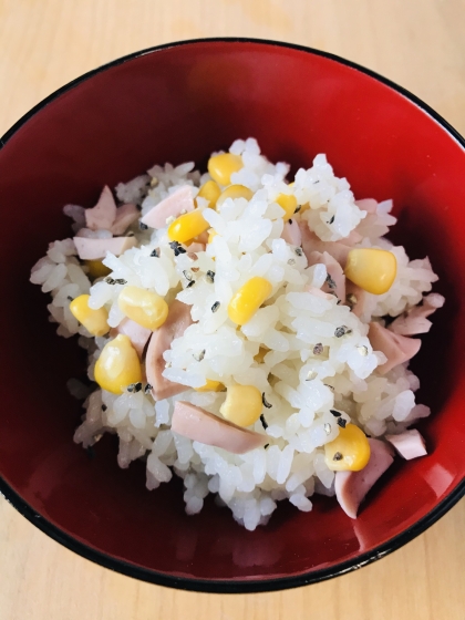 レシピを参考にして作ってみました。
具材をお米と一緒に炊くだけでできるのでお手軽ですね。
コーンの甘みと魚肉ソーセージの旨みがしっかり出ていて美味しかったです。
