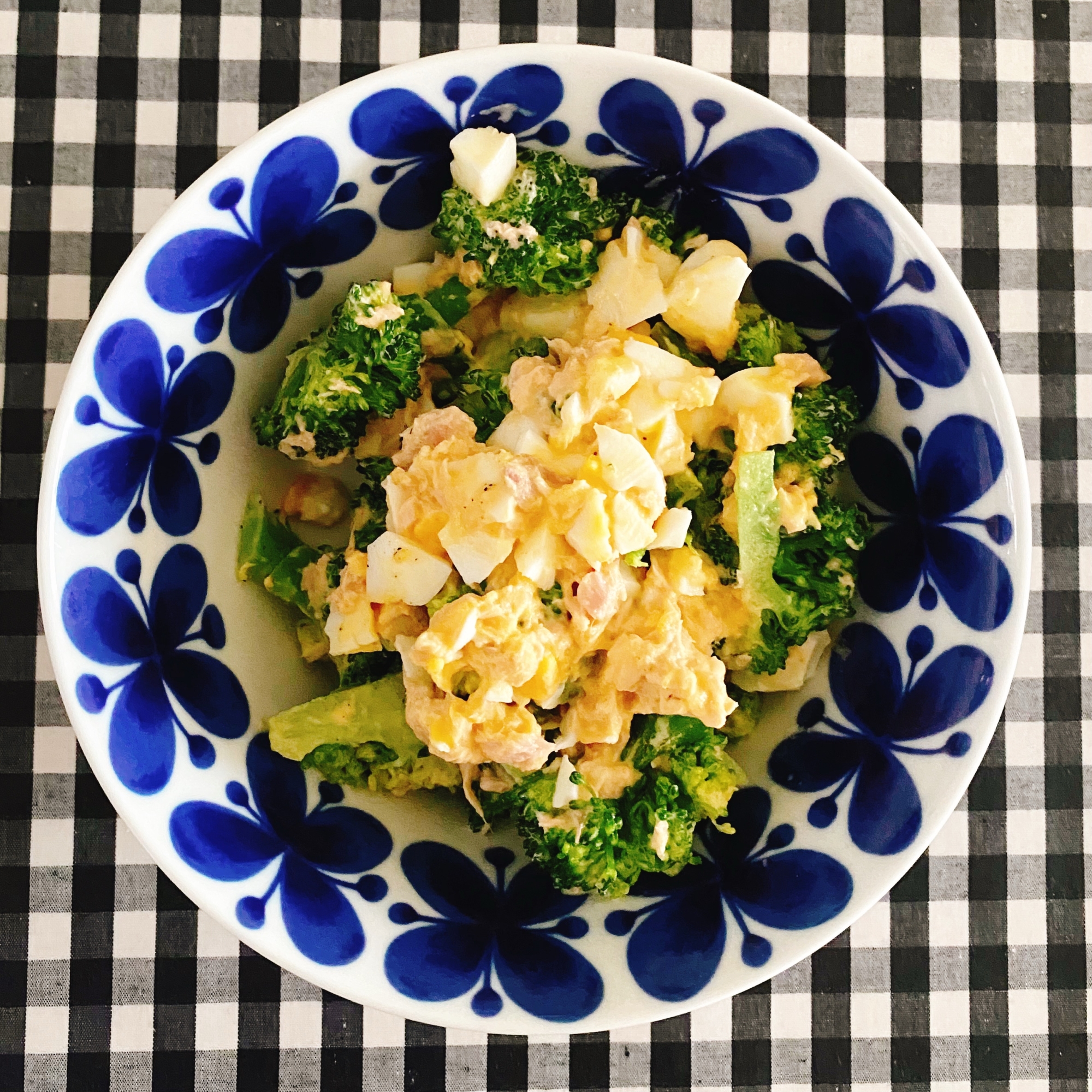 ブロッコリーとゆで卵とツナの簡単サラダ