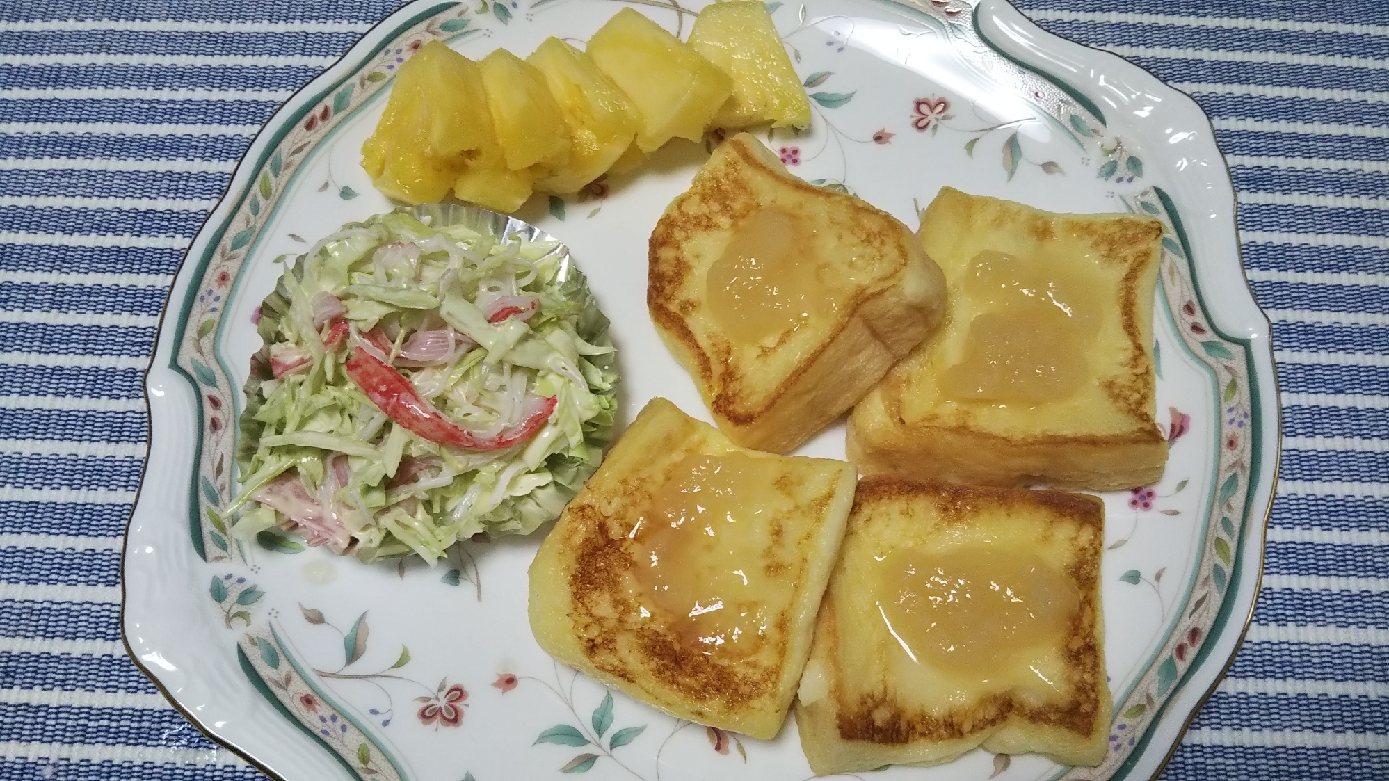 蟹カマとキャベツのサラダとフレンチトーストの昼食★