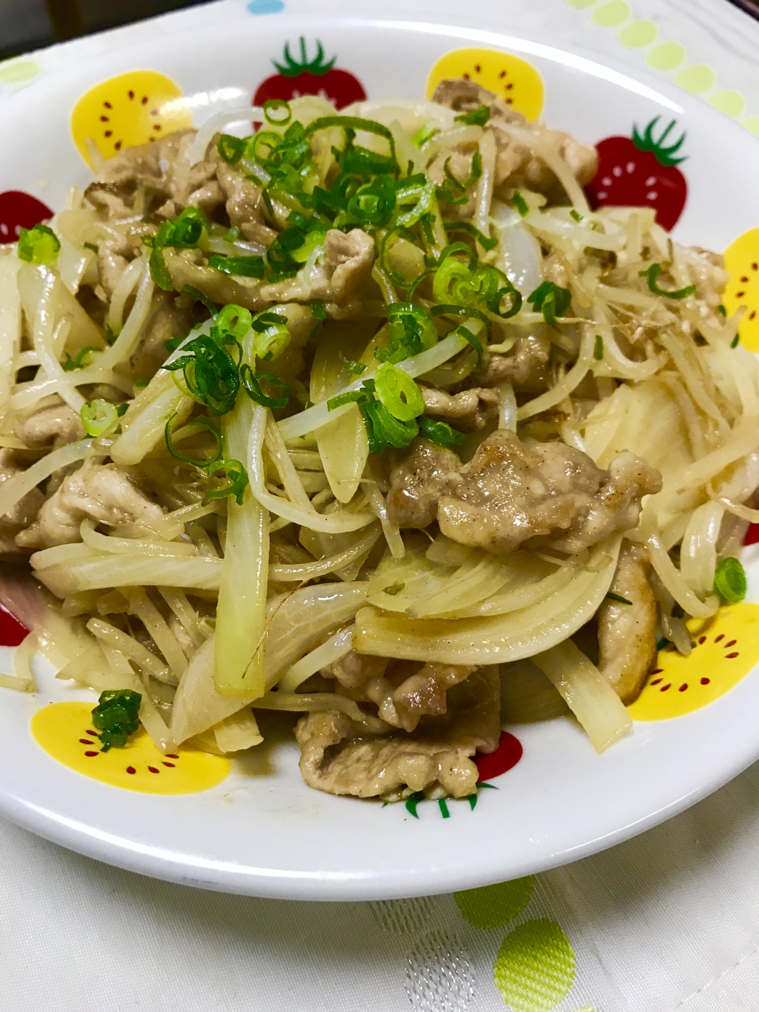 もやしで美味しくカサ増し！豚の生姜焼き風野菜炒め