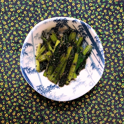 新鮮な小松菜が安くたくさん手に入ったので作ってみました。黒胡麻を使いました。胡麻をたくさん使うからか次の日もあまりシャバシャバにならずとても美味しく頂けました。