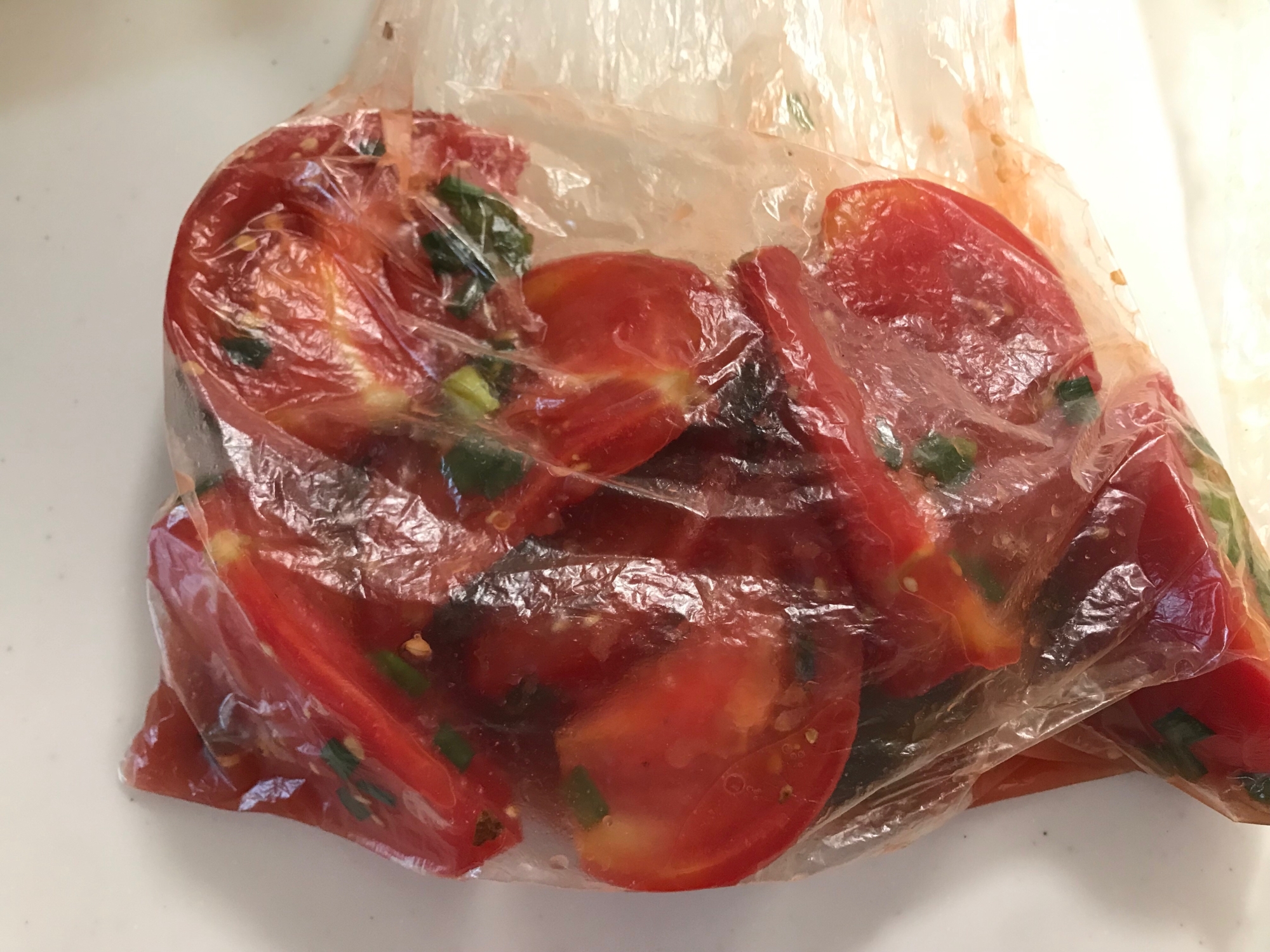 洗い物なし！ビニール袋でトマトのナムル