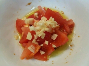 トマトとにんにくのピリ辛サラダ