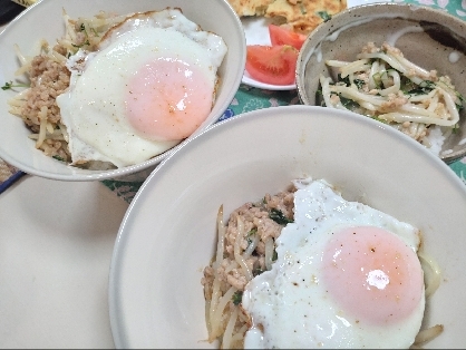 【5分で出来る！】もやしと豆苗のピリ辛肉味噌丼