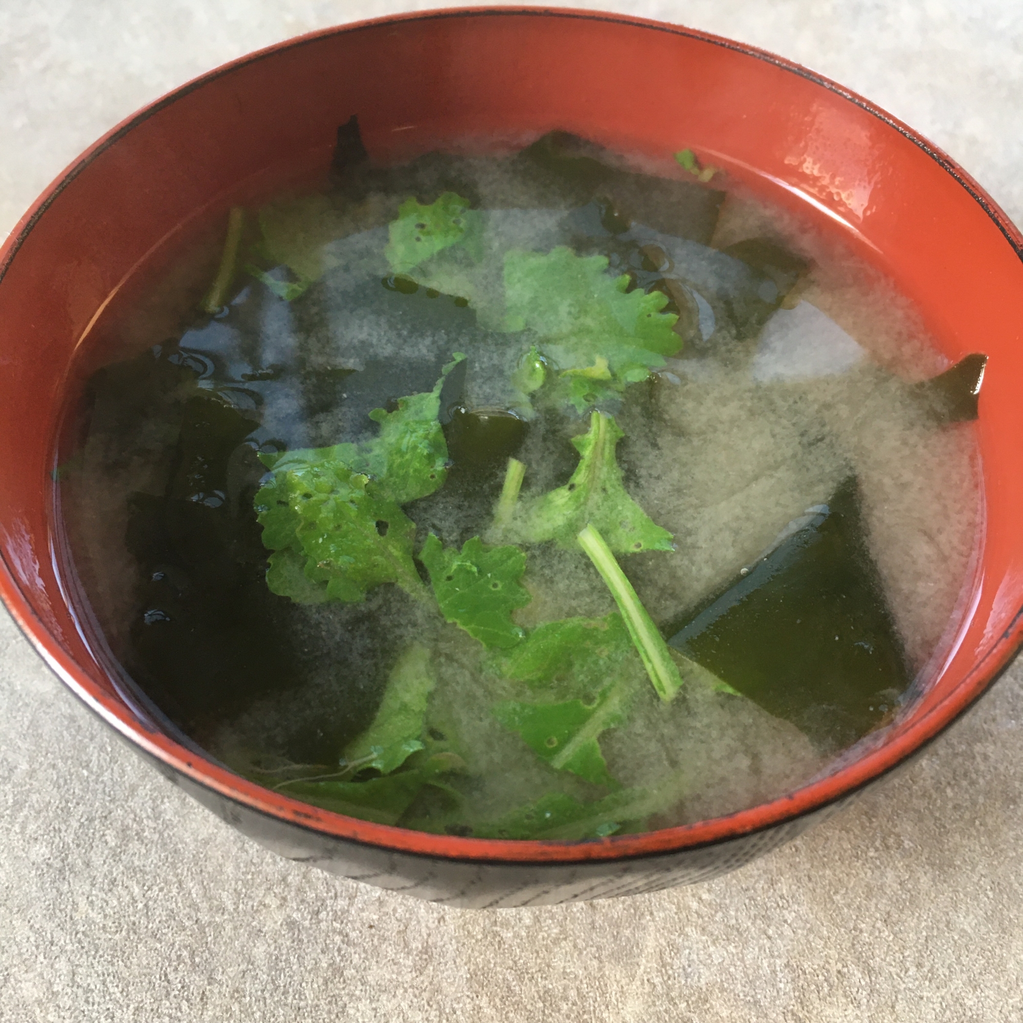 かぶの葉とわかめのお味噌汁♪