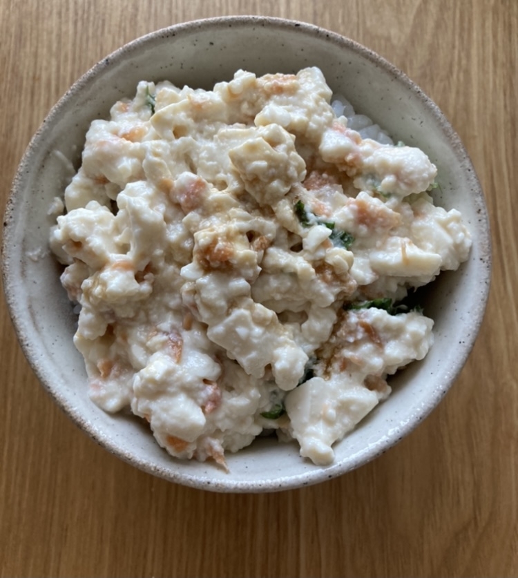 鮭フレークと青じその豆腐丼