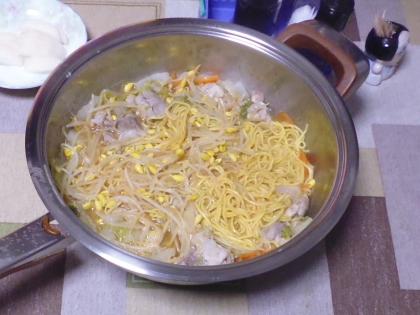 キャベツと鶏肉のラーメン鍋