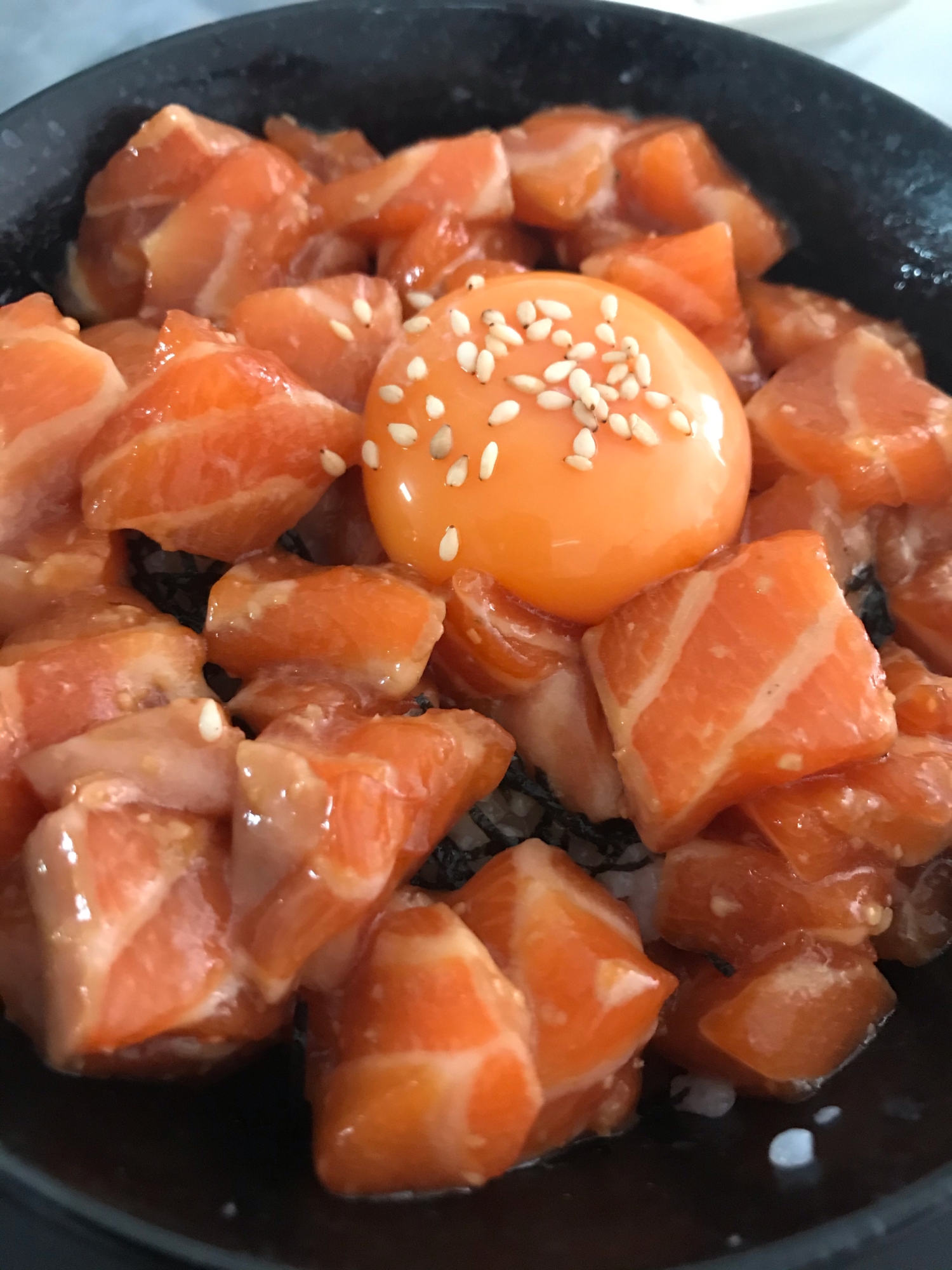 韓国風　漬けサーモン丼