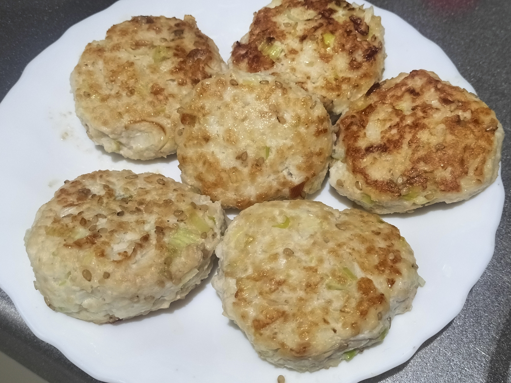 簡単作り置き♪絹ごし豆腐でかさ増しネギ塩ハンバーグ