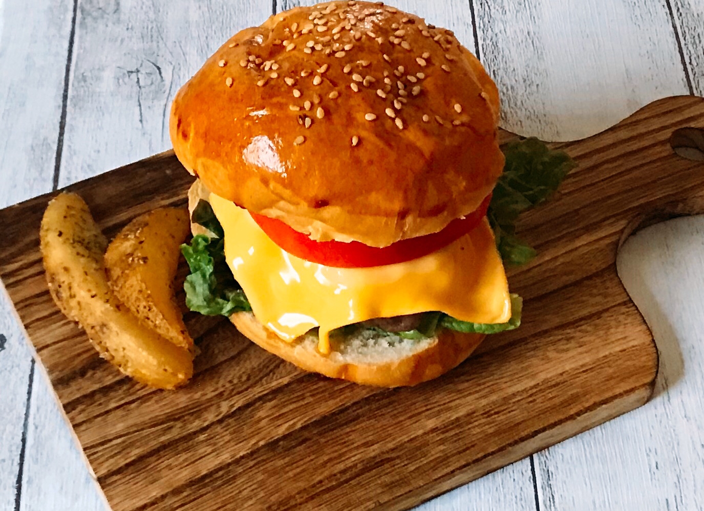 お肉100%のパティで作る贅沢ハンバーガー☆