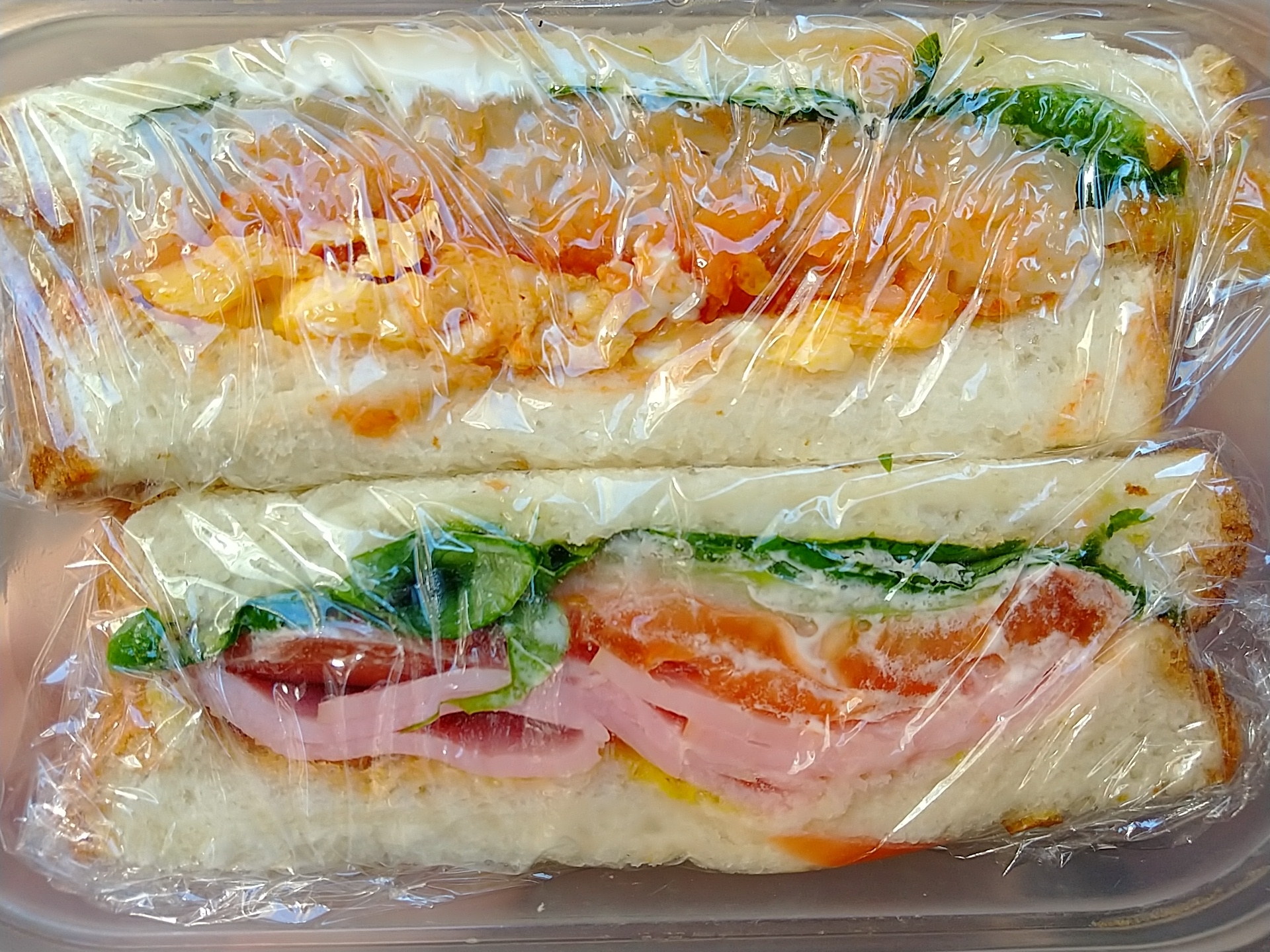ハムとトマトのサンドイッチ