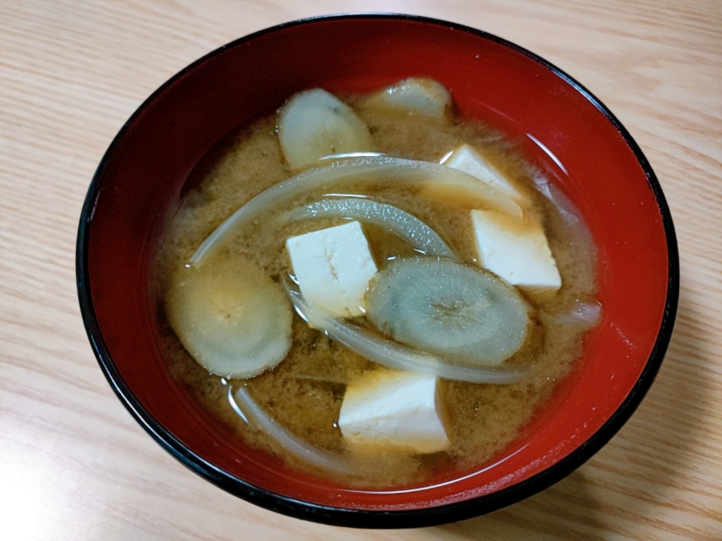 豆腐と玉ねぎとごぼうの味噌汁