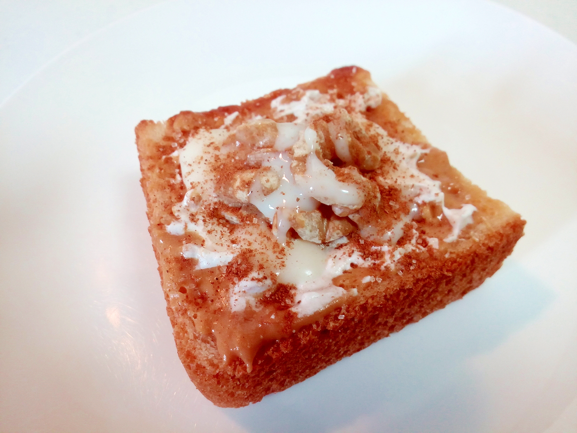 ピーナツクリームとホイップと胡桃のおやつ食パン