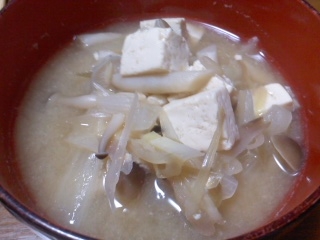 豆腐とぶなしめじと玉ねぎの味噌汁