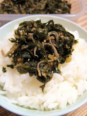 白い器に盛り付けられたふきの葉ふりかけ