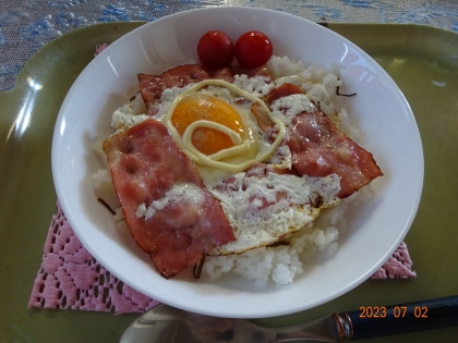 朝ご飯にも　ベーコンエッグ丼