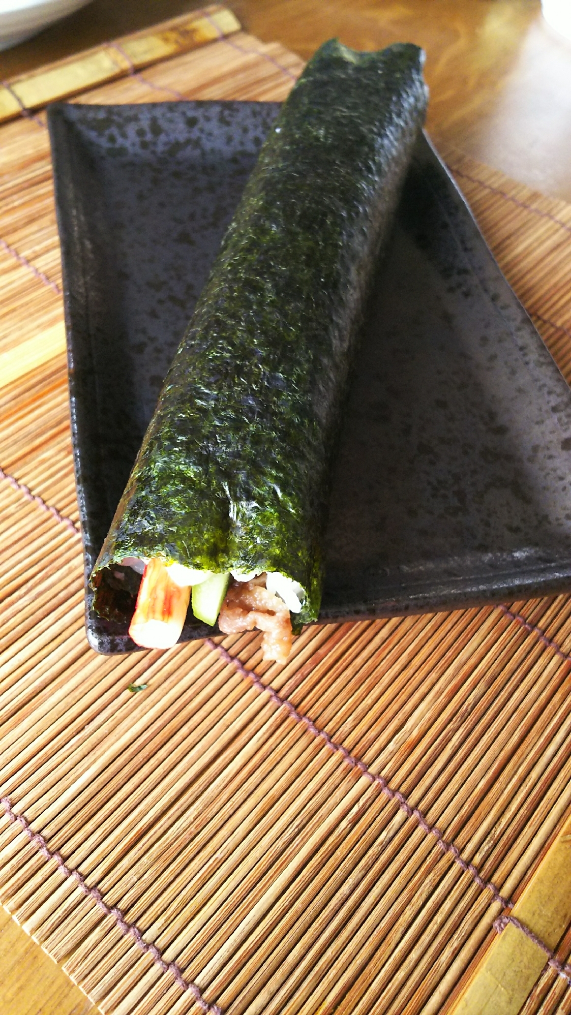 カニカマ、きゅうり、牛肉の巻き寿司