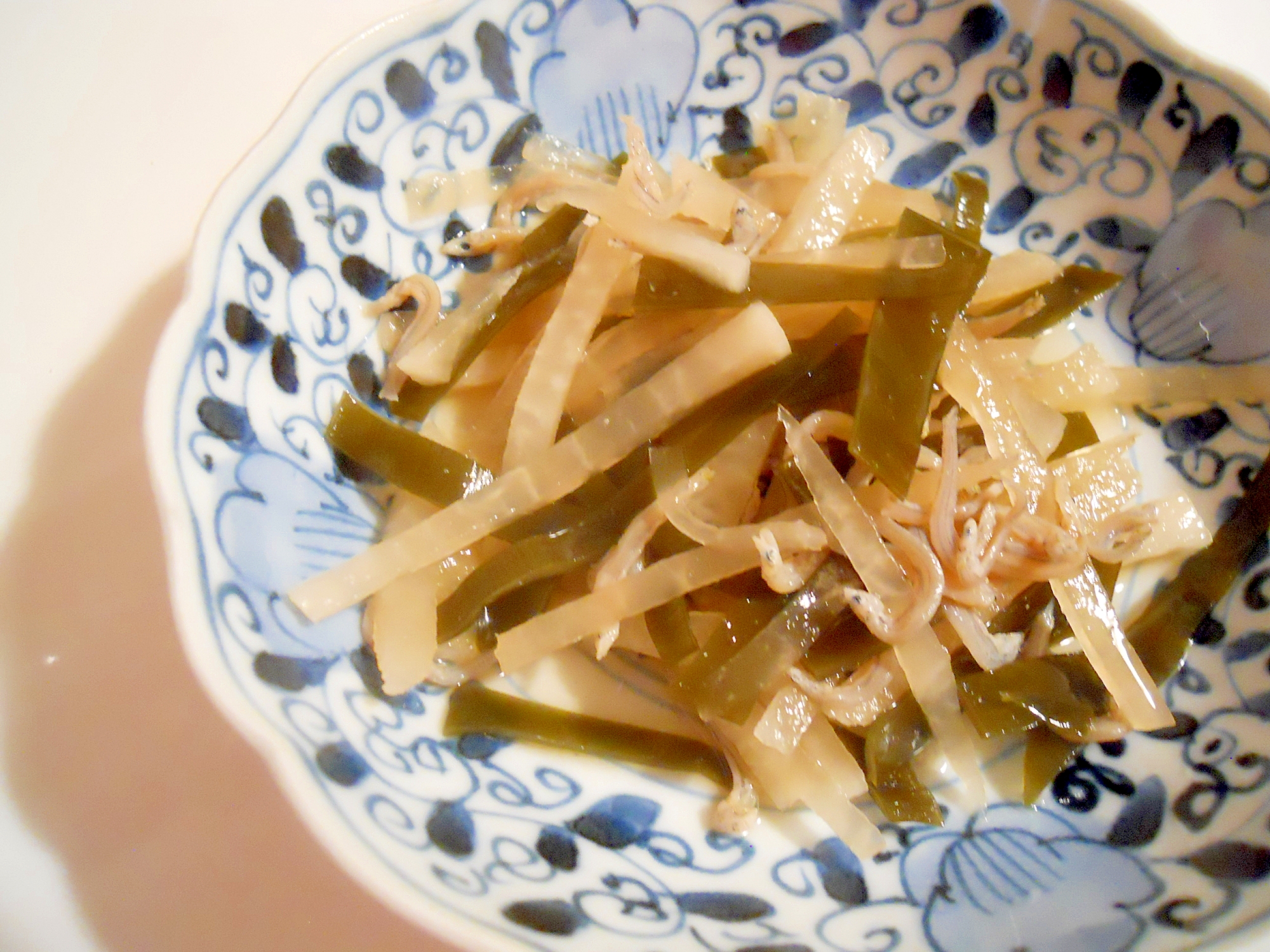 素朴☆昆布だしで大根と雑魚のめんつゆ煮