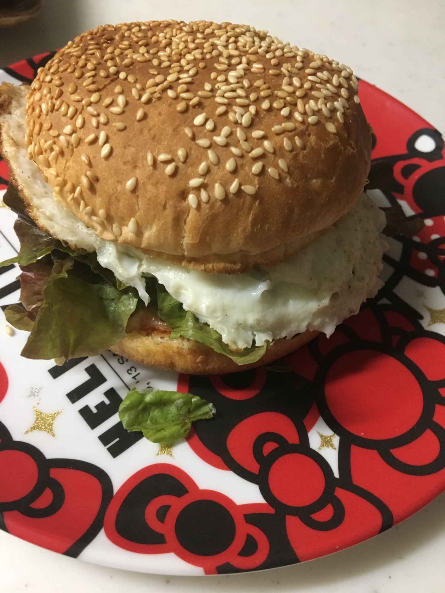 ごま付きバーガーバンズ✨サニーレタス目玉焼き