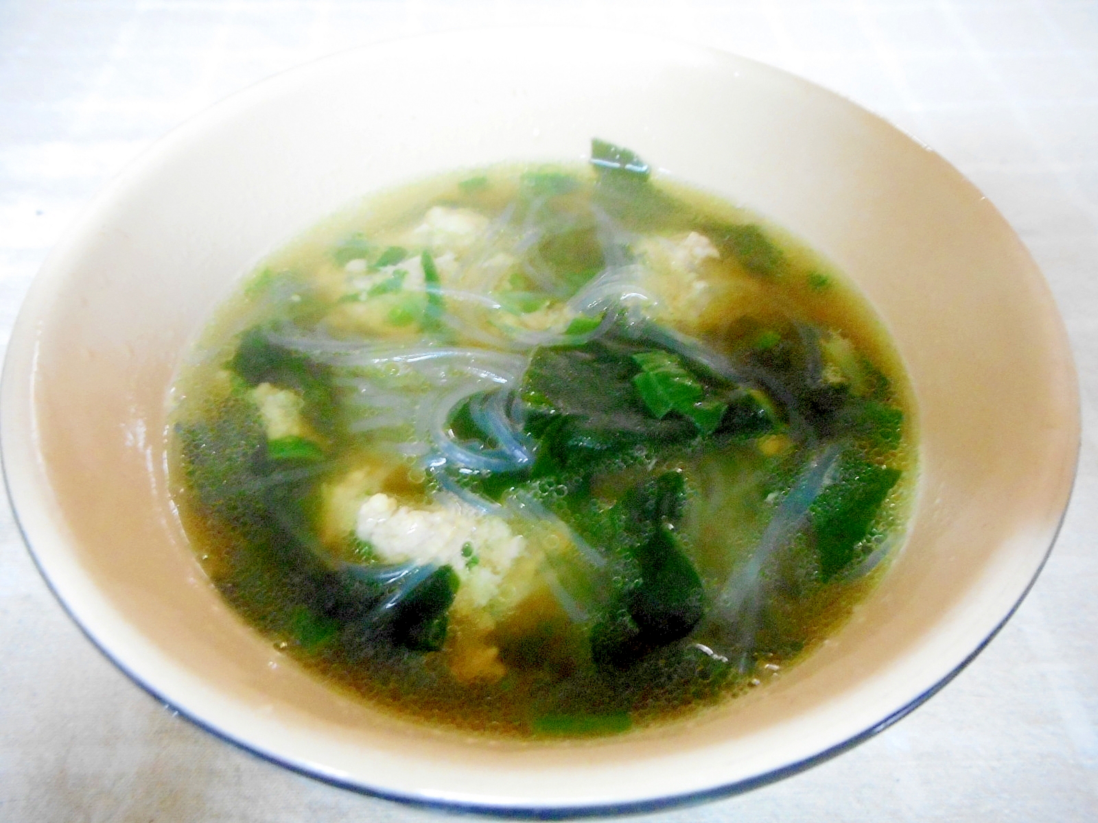 餃子のタネと春雨とワカメのスープ