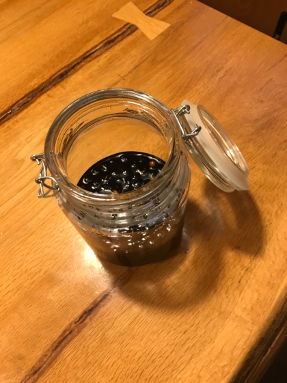 黒酢と蜂蜜で作ってみました。からだに良さそう！
お豆がたっぷりお酢を吸ってくれるのが楽しみです♪