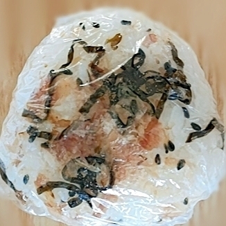 おかかと塩昆布のおにぎり