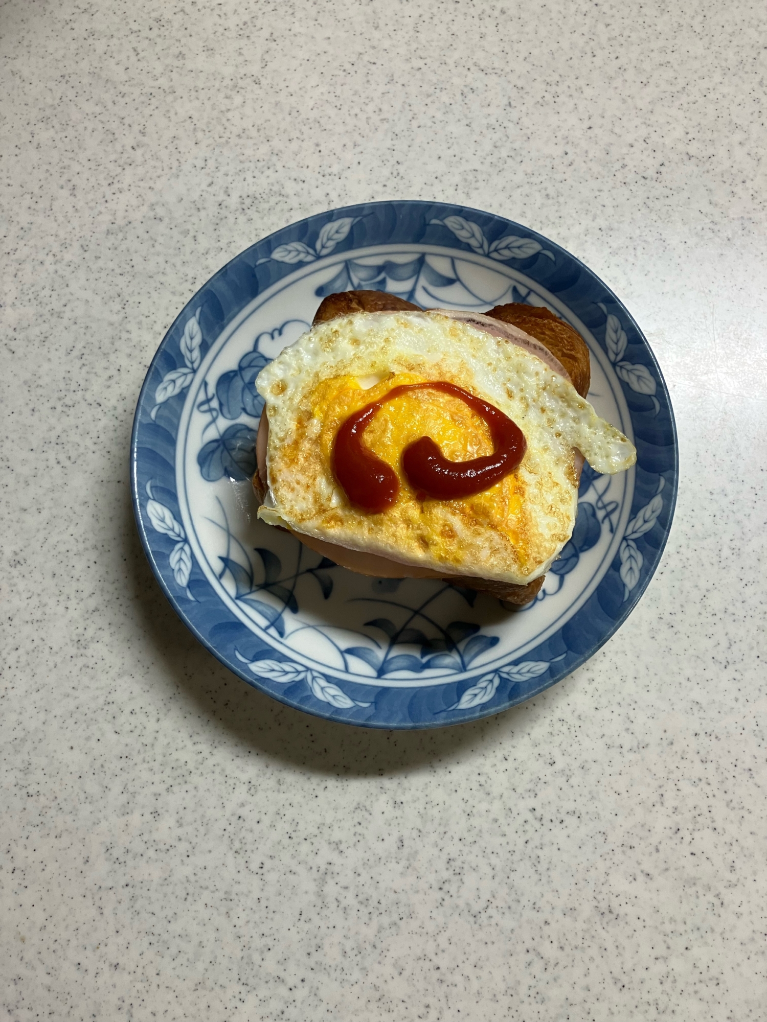デニッシュパンに目玉焼きのせ