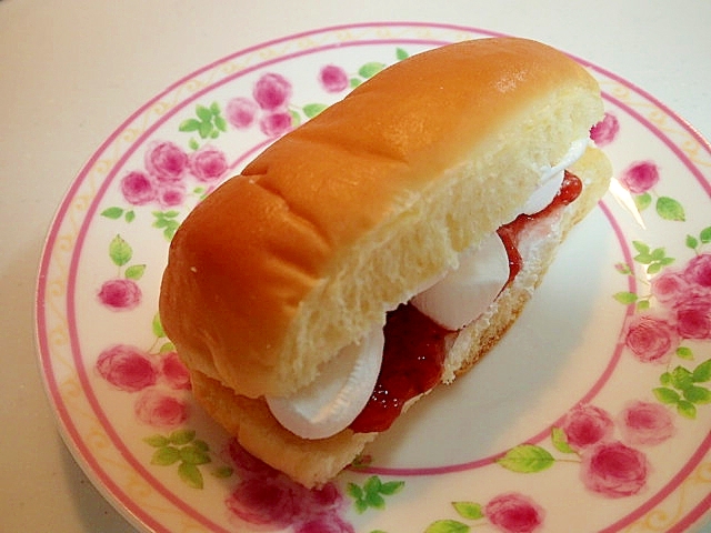 ホイップと苺ジャムとマシュマロのちぎりパン