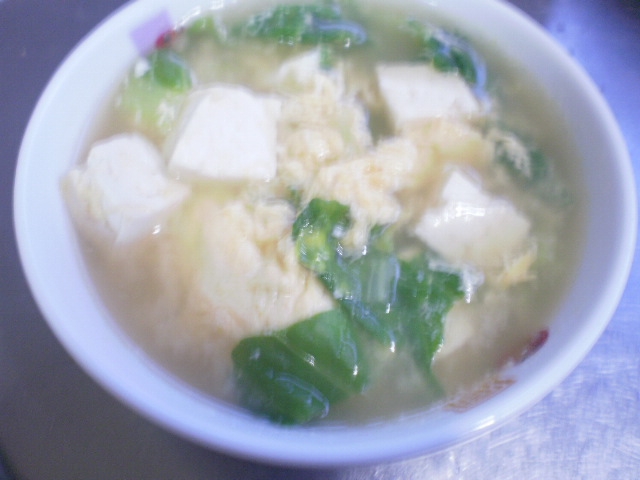 白菜と豆腐の簡単コンソメ卵スープ