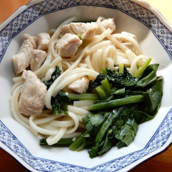 鶏肉とほうれん草の味噌煮込みうどん