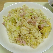 魚肉ソーセージの卵チャーハン