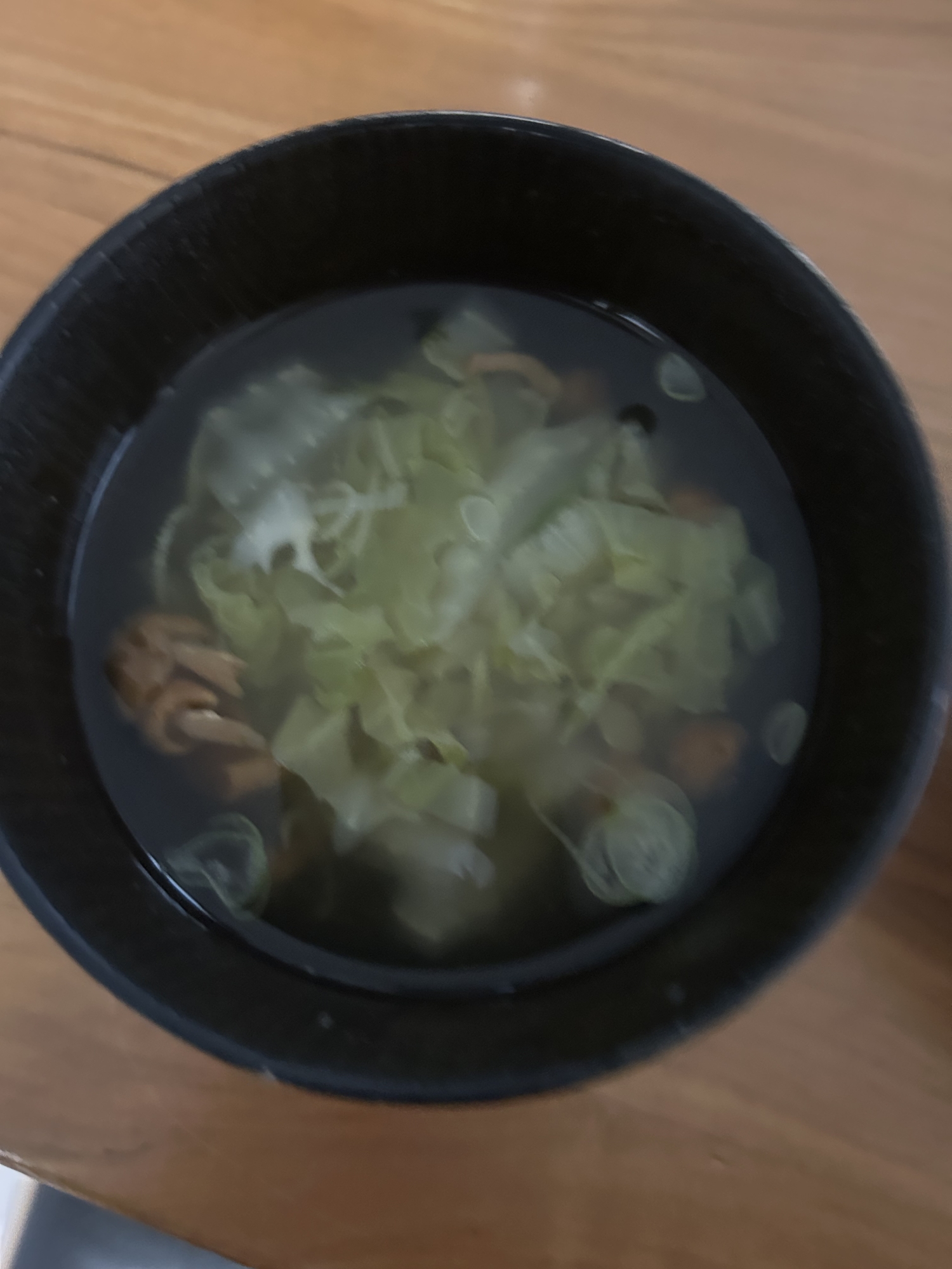 白菜となめこの味噌汁