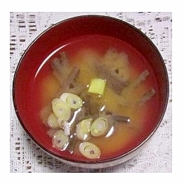 わらびとねぎの味噌汁（液体みそ）