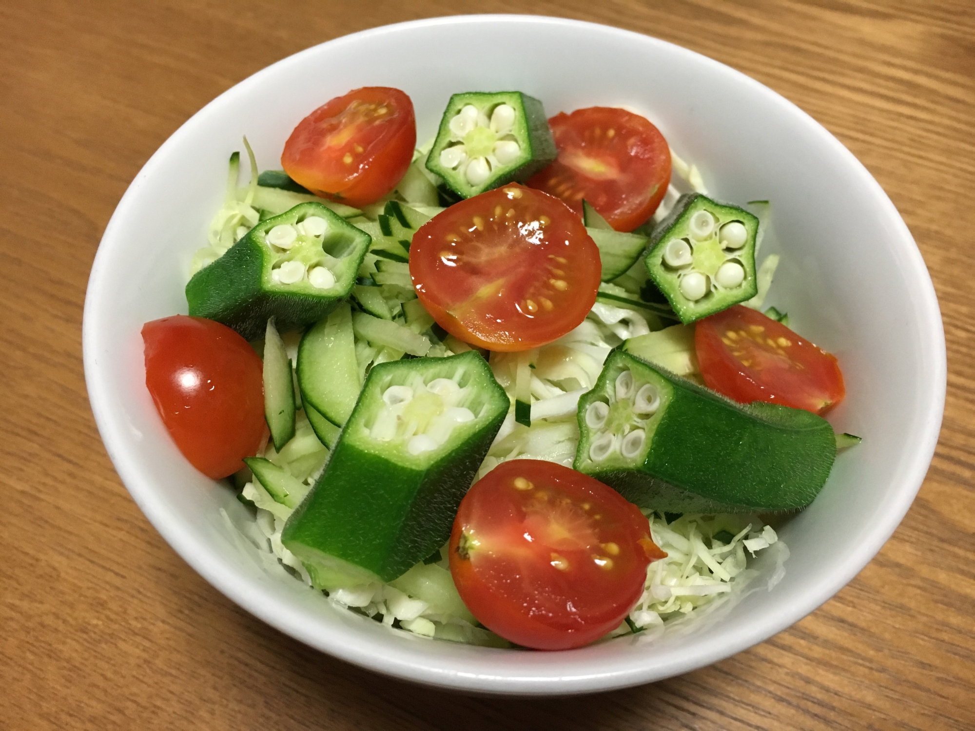 生野菜とオクラとミニトマトのサラダ
