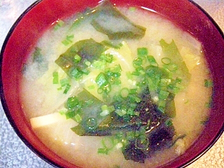 白菜とワカメと高野豆腐のお味噌汁