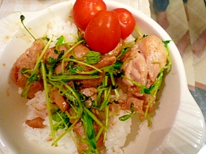 がっつりおいしい～豆苗と鶏肉丼